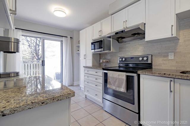 18 Gilgorm Rd, Townhouse with 3 bedrooms, 3 bathrooms and 2 parking in Brampton ON | Image 5