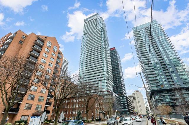 3705 - 39 Roehamptons Ave, Condo with 2 bedrooms, 2 bathrooms and 0 parking in Toronto ON | Card Image