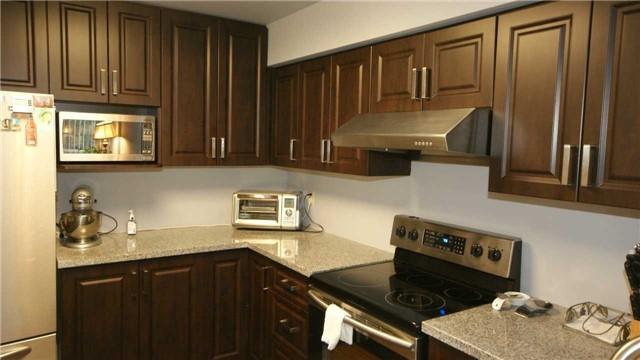 204 - 10 Laurelcrest St, Condo with 2 bedrooms, 1 bathrooms and 1 parking in Brampton ON | Image 2