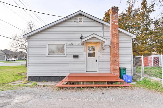 119 Centre St, House detached with 2 bedrooms, 1 bathrooms and 13 parking in Belleville ON | Image 17