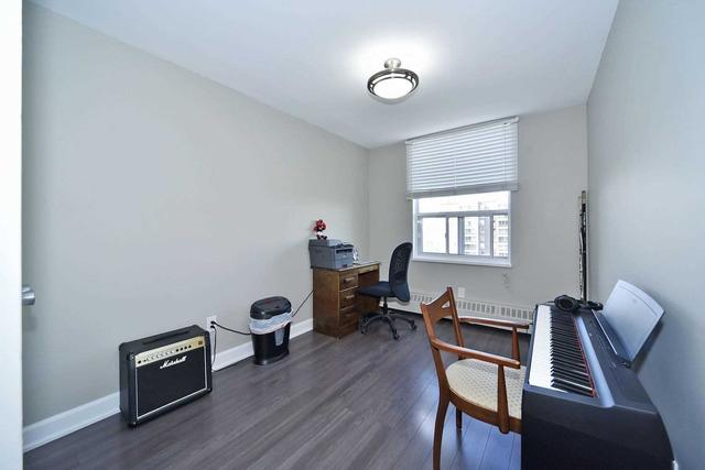 813 - 25 Four Winds Dr, Condo with 3 bedrooms, 2 bathrooms and 1 parking in Toronto ON | Image 3