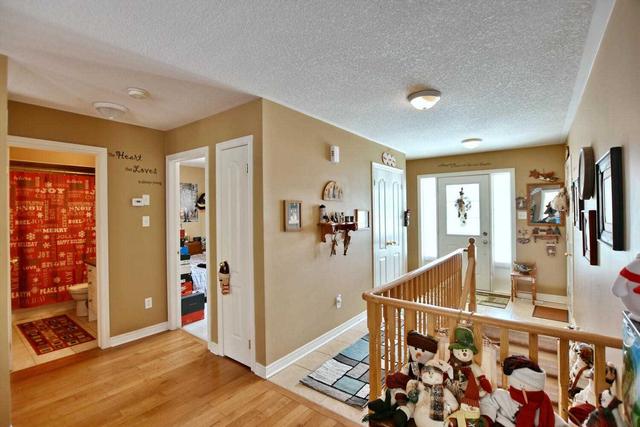 140 Constance Blvd, House detached with 2 bedrooms, 1 bathrooms and 5 parking in Wasaga Beach ON | Image 3