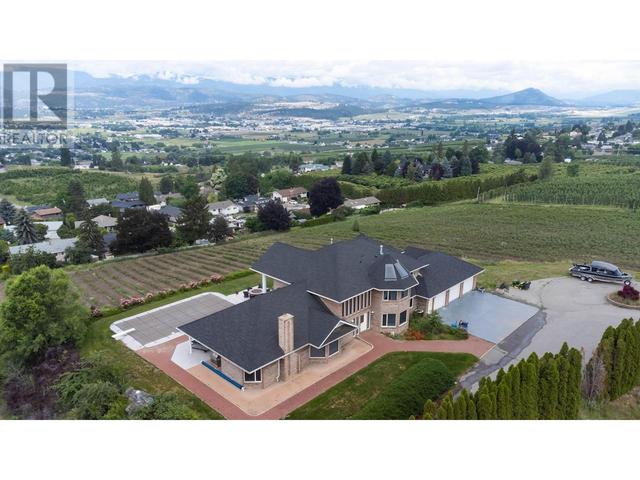 1135 Graf Road, House detached with 4 bedrooms, 4 bathrooms and 18 parking in Kelowna BC | Image 1