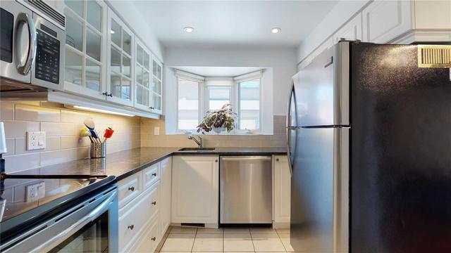 251 Bruyere St, Townhouse with 3 bedrooms, 2 bathrooms and 1 parking in Ottawa ON | Image 2