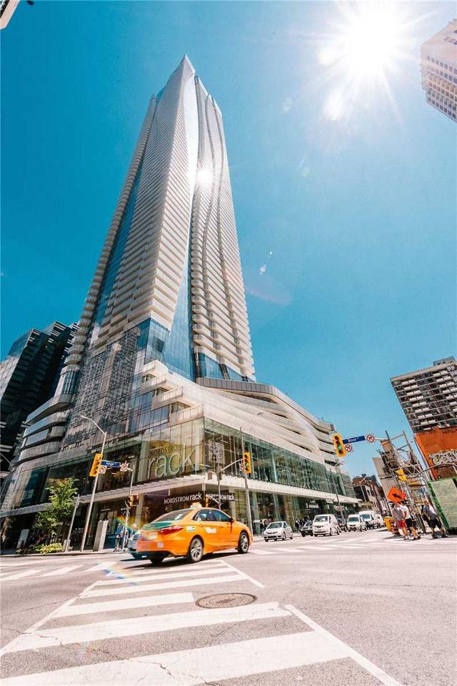 1003 - 1 Bloor St E, Condo with 1 bedrooms, 1 bathrooms and 0 parking in Toronto ON | Image 1