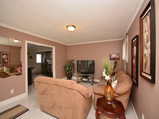 834 Cabot Tr, House detached with 3 bedrooms, 2 bathrooms and 9 parking in Milton ON | Image 4