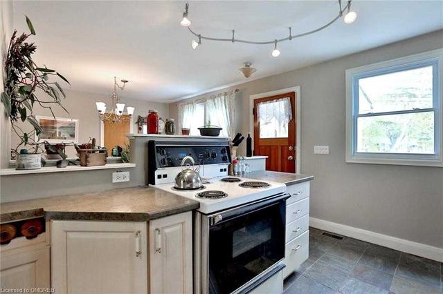 1031 Kent Ave, House detached with 2 bedrooms, 1 bathrooms and 5 parking in Oakville ON | Image 2
