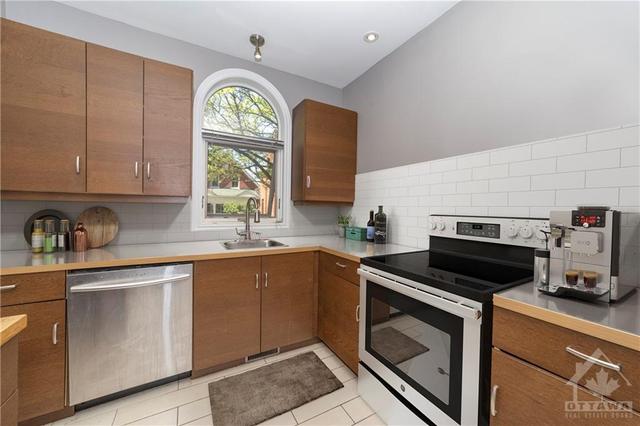 236 Daly Avenue, Townhouse with 3 bedrooms, 2 bathrooms and 3 parking in Ottawa ON | Image 7