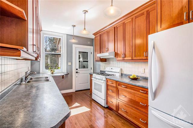 236 Booth Street, Home with 4 bedrooms, 2 bathrooms and 1 parking in Ottawa ON | Image 12