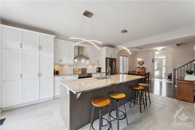 60 Pelham Crescent, House detached with 4 bedrooms, 3 bathrooms and 6 parking in Ottawa ON | Image 2