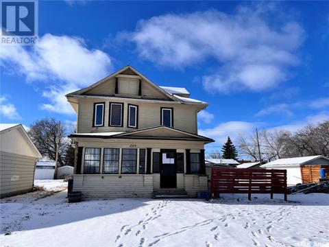 209 2nd Street E, House detached with 3 bedrooms, 3 bathrooms and null parking in Wynyard SK | Card Image