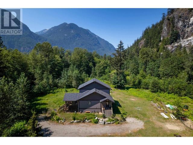15060 Squamish Valley Road, House detached with 4 bedrooms, 3 bathrooms and 10 parking in Squamish Lillooet D BC | Image 2