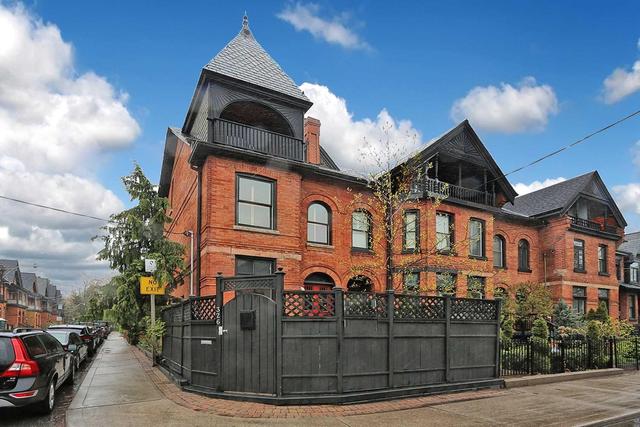 326 Wellesley St E, House semidetached with 3 bedrooms, 3 bathrooms and 1 parking in Toronto ON | Image 1