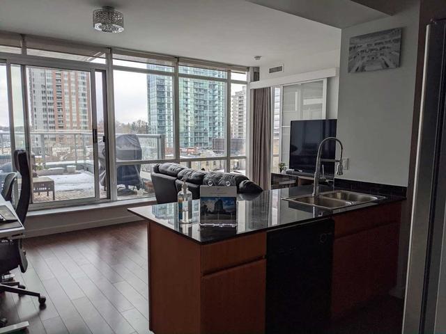 605 - 30 Canterbury Pl, Condo with 1 bedrooms, 1 bathrooms and 1 parking in Toronto ON | Image 3