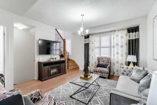 89 New Pines Tr, House attached with 3 bedrooms, 4 bathrooms and 3 parking in Brampton ON | Image 2