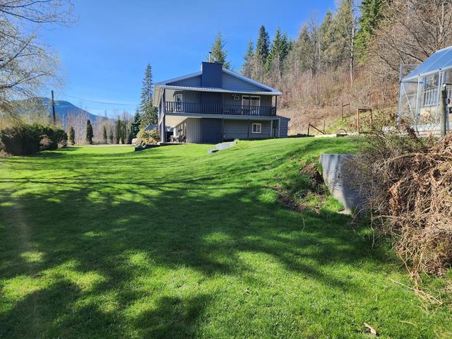 1755 Mountain Street, House detached with 5 bedrooms, 3 bathrooms and 5 parking in Kootenay Boundary A BC | Image 8