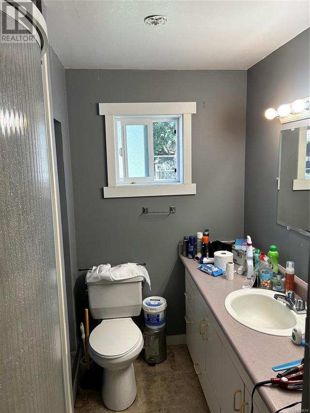 Lower suite bathroom | Image 45