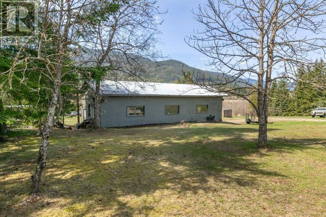 5800 97b Highway, House detached with 3 bedrooms, 2 bathrooms and 99 parking in Columbia Shuswap D BC | Image 38