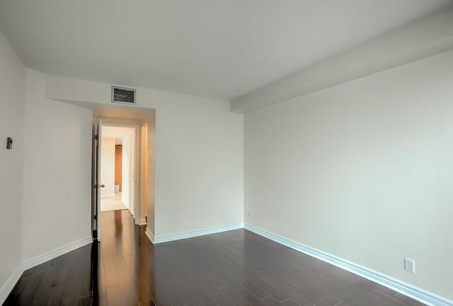 407 - 99 Harbour Sq, Condo with 2 bedrooms, 2 bathrooms and 1 parking in Toronto ON | Image 9