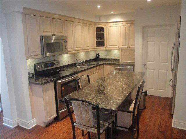 834 Mississauga Valley Blvd, House detached with 3 bedrooms, 2 bathrooms and 3 parking in Mississauga ON | Image 2
