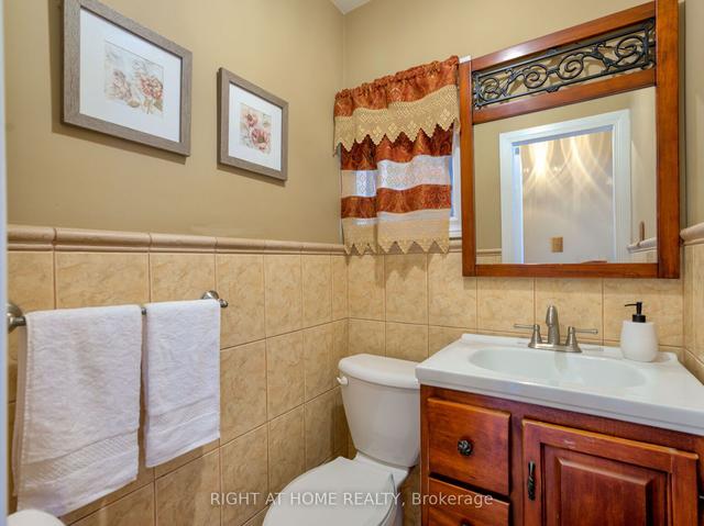 39 Rogers Rd, House detached with 3 bedrooms, 3 bathrooms and 3 parking in Toronto ON | Image 16