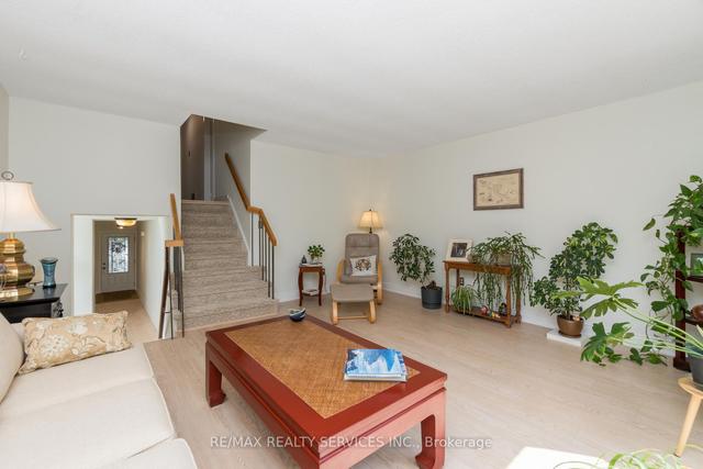 4 Sophia St, House detached with 3 bedrooms, 2 bathrooms and 3 parking in Brampton ON | Image 4