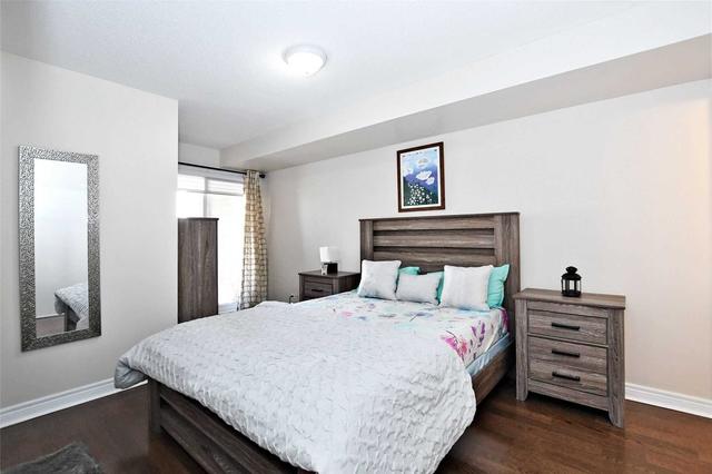 202 - 124 Aerodrome Cres, Townhouse with 2 bedrooms, 2 bathrooms and 1 parking in Toronto ON | Image 2