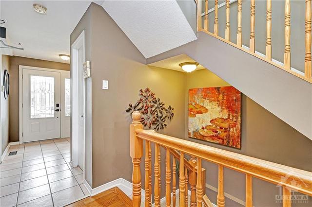 77 Flanders St Street, Townhouse with 3 bedrooms, 3 bathrooms and 2 parking in Ottawa ON | Image 3
