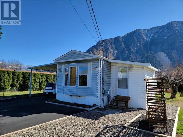 715 10th Avenue, House detached with 2 bedrooms, 2 bathrooms and null parking in Keremeos BC | Image 2