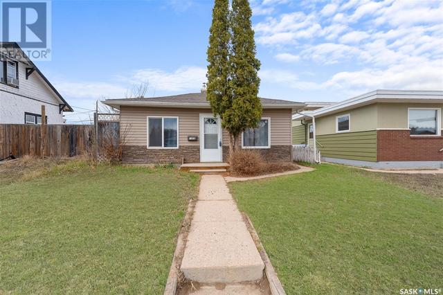 1110 Coteau Street W, House detached with 2 bedrooms, 1 bathrooms and null parking in Moose Jaw SK | Image 2
