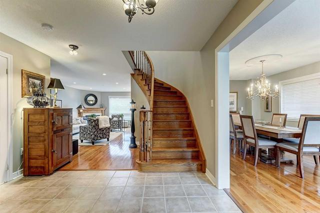 107 Crompton Dr, House detached with 3 bedrooms, 3 bathrooms and 4 parking in Barrie ON | Image 3