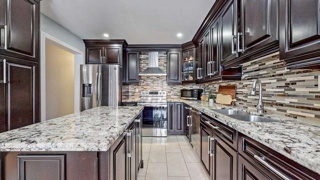 13 Trailridge Dr, House detached with 5 bedrooms, 4 bathrooms and 6 parking in Brampton ON | Image 3
