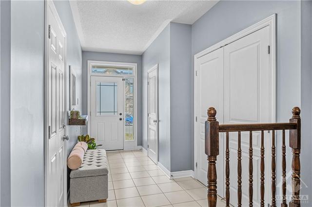 233 Gossamer Street, Townhouse with 3 bedrooms, 3 bathrooms and 3 parking in Ottawa ON | Image 3