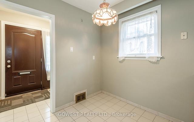 106 Wellesworth Dr, House detached with 3 bedrooms, 2 bathrooms and 3 parking in Toronto ON | Image 4