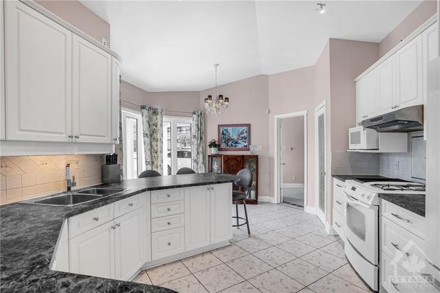 348 Carleton Avenue, House detached with 4 bedrooms, 3 bathrooms and 4 parking in Ottawa ON | Image 10