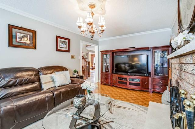 17 Mayberry Crt, House detached with 4 bedrooms, 4 bathrooms and 6 parking in Markham ON | Image 9
