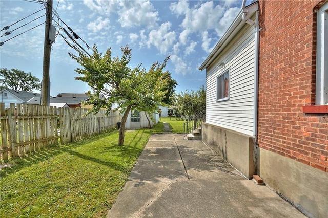 68 Facer Street, House detached with 2 bedrooms, 2 bathrooms and 4 parking in St. Catharines ON | Image 3