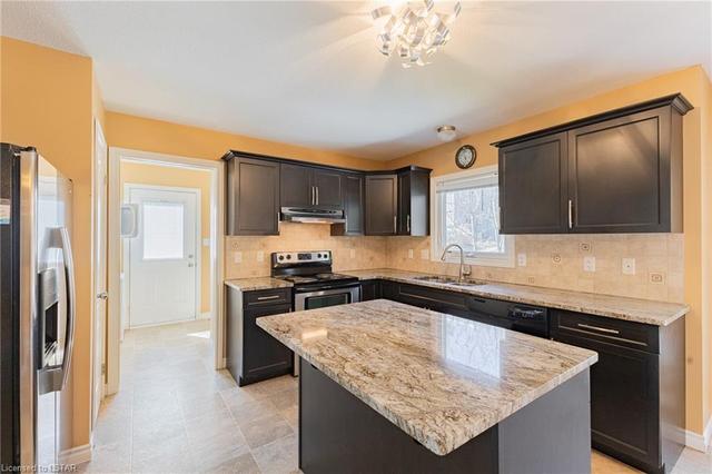 6782 East Parkway Drive, House detached with 5 bedrooms, 2 bathrooms and 16 parking in Lambton Shores ON | Image 11