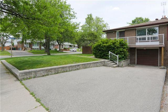 1316 Erinmore Dr, House semidetached with 3 bedrooms, 2 bathrooms and 3 parking in Mississauga ON | Image 2