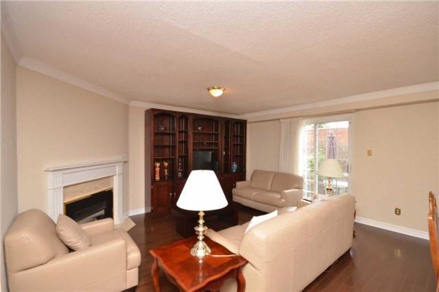 81 Stornwood Crt, Townhouse with 3 bedrooms, 3 bathrooms and 2 parking in Brampton ON | Image 5