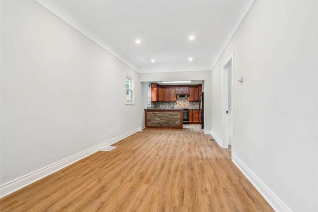 93 East 31st St, Home with 3 bedrooms, 1 bathrooms and 2 parking in Hamilton ON | Image 9