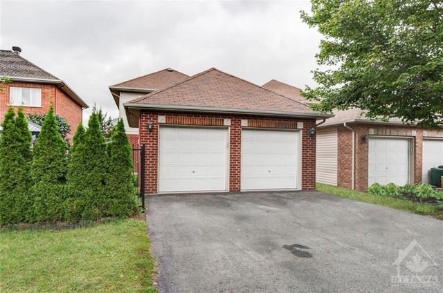 1500 Queensdale Avenue, House detached with 3 bedrooms, 4 bathrooms and 4 parking in Ottawa ON | Image 3