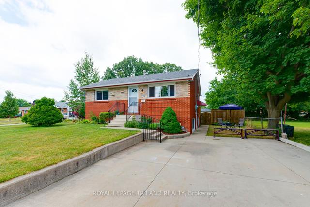 1752 Seeley Dr, House detached with 2 bedrooms, 2 bathrooms and 6 parking in London ON | Image 1