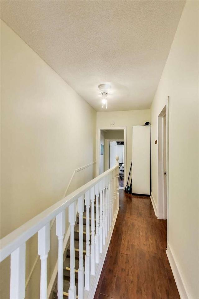 243 Lippincott St, House attached with 7 bedrooms, 1 bathrooms and 0 parking in Toronto ON | Image 2
