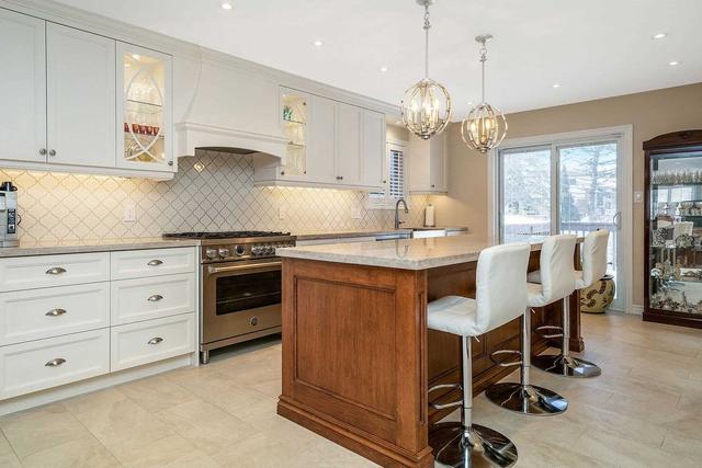 32 Strawberry Hill Crt, House detached with 3 bedrooms, 2 bathrooms and 5 parking in Caledon ON | Image 2