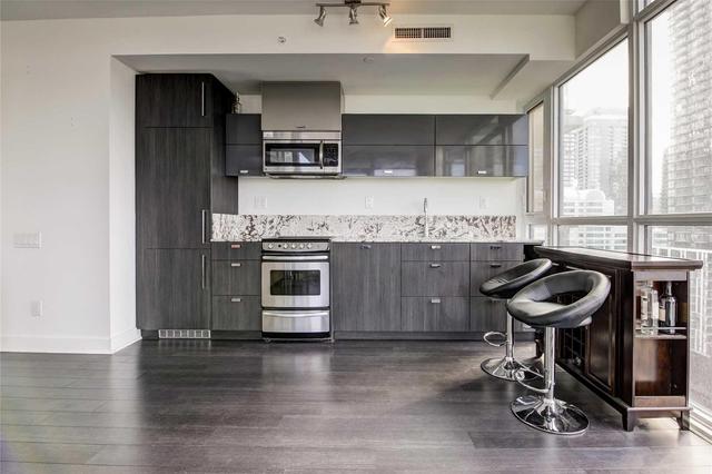 1704 - 290 Adelaide St W, Condo with 2 bedrooms, 1 bathrooms and 1 parking in Toronto ON | Image 6