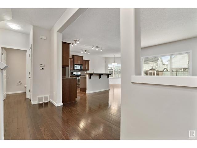 8715 10 Av Sw, House detached with 4 bedrooms, 3 bathrooms and 4 parking in Edmonton AB | Image 5