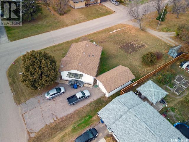 701 4th Avenue, House detached with 2 bedrooms, 2 bathrooms and null parking in Raymore SK | Image 2