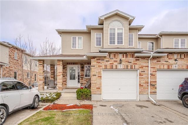 7 - 365 Watson Pkwy N, Townhouse with 3 bedrooms, 4 bathrooms and 2 parking in Guelph ON | Image 1