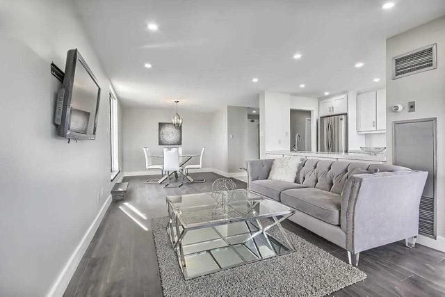 812 - 11 Townsgate Dr, Condo with 2 bedrooms, 2 bathrooms and 2 parking in Vaughan ON | Image 8